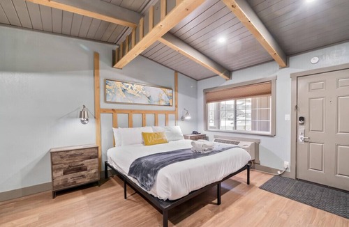 Lakeside Park Bed & Breakfast | Updated King Bed with Jacuzzi! Stay on Stateline at Blue Jay Lodge