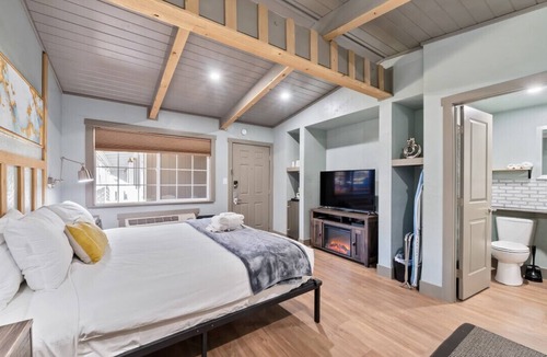 Lakeside Park Bed & Breakfast | Updated King Bed with Jacuzzi! Stay on Stateline at Blue Jay Lodge