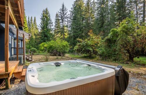 McKenzie Bridge House | Updated Large River Front Home with Hot Tub