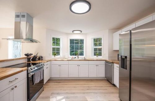 McKenzie Bridge House | Updated Large River Front Home with Hot Tub