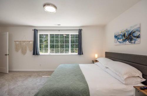 McKenzie Bridge House | Updated Large River Front Home with Hot Tub