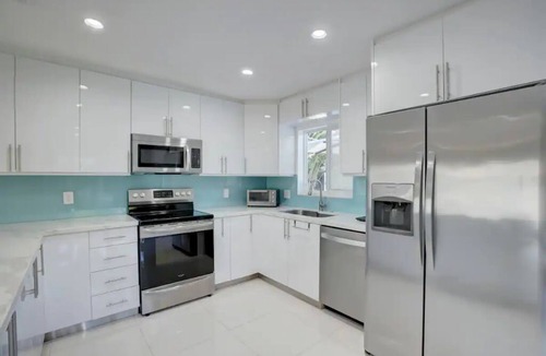 Oakland Park House | Updated Mid Century 3 Bedroom Salt Wtr Pool Outdoor Shower