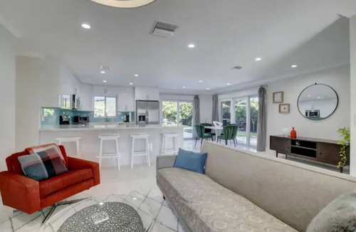Oakland Park House | Updated Mid Century 3 Bedroom Salt Wtr Pool Outdoor Shower