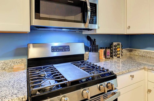 Cooper-Young Historic District House | Updated Midtown Bungalow Walk to Cooper-Young Dining Sleeps 7 Close to All