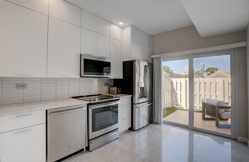 Bella Vista Condo | Updated modern 1st floor condo on Carlin Park and close walk to the ocean