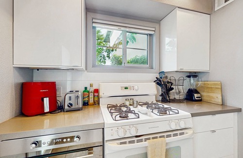 Old Las Palmas Apartment | Updated modern condo w/shared pool & mountain views - near downtown