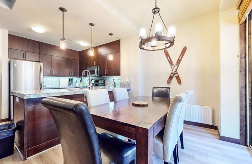 Mammoth Lakes Condo | Updated & Modern, on Sierra Star Golf Course. Washer/Dryer, Quiet Location