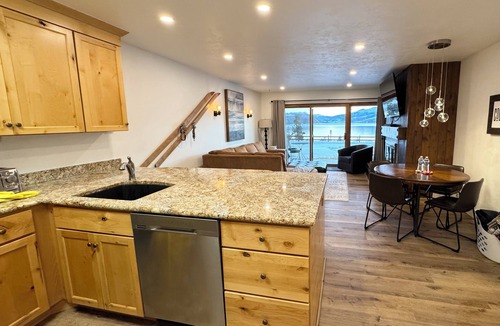 Dillon Condo | 🏔️☀️⛵️UPDATED! Mountain Lake views! Near Marina & Amphitheater -Pool Hottub WiFi