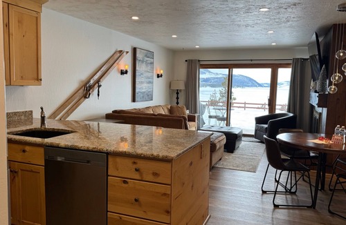 Dillon Condo | 🏔️☀️⛵️UPDATED! Mountain Lake views! Near Marina & Amphitheater -Pool Hottub WiFi