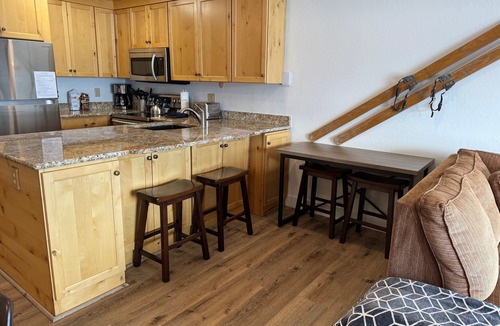 Dillon Condo | 🏔️☀️⛵️UPDATED! Mountain Lake views! Near Marina & Amphitheater -Pool Hottub WiFi