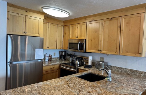 Dillon Condo | 🏔️☀️⛵️UPDATED! Mountain Lake views! Near Marina & Amphitheater -Pool Hottub WiFi