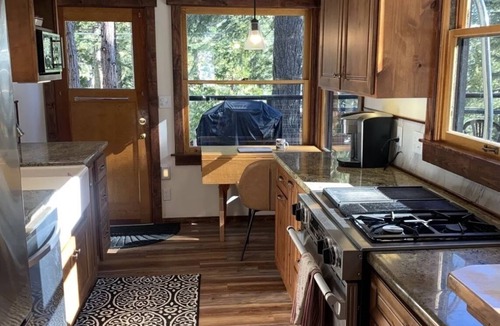 Carnelian Woods House | Updated N. Lake Tahoe Family Cabin, Hot Tub, walk to Tahoe Beaches & Restaurants