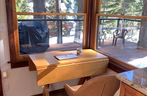 Carnelian Woods House | Updated N. Lake Tahoe Family Cabin, Hot Tub, walk to Tahoe Beaches & Restaurants