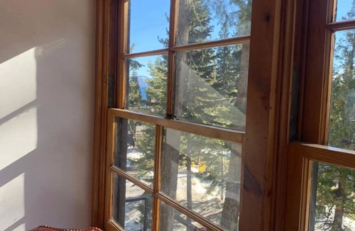 Carnelian Woods House | Updated N. Lake Tahoe Family Cabin, Hot Tub, walk to Tahoe Beaches & Restaurants