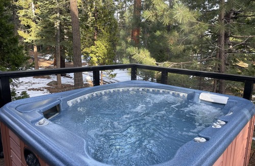 Carnelian Woods House | Updated N. Lake Tahoe Family Cabin, Hot Tub, walk to Tahoe Beaches & Restaurants