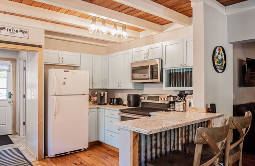 Kalama House | Updated Riverfront Home with Stunning Views, Deck, Kayaks, Fireplace