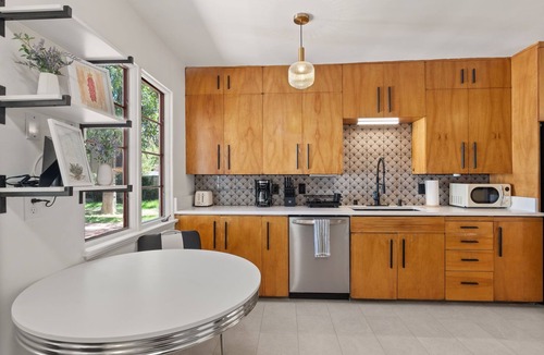 Altura Addition House | Updated Spacious 4-bedroom house near Nob Hill and UNM.