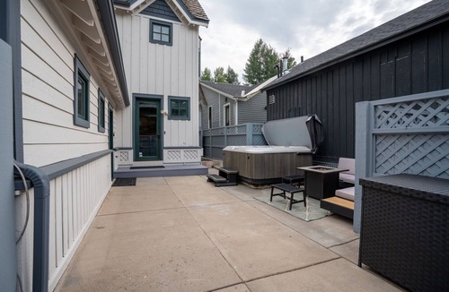 Aspen House | Updated Spacious Home AC Walk to Town!
