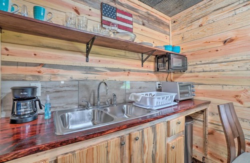 Ozark Cottage | Updated Studio Cabin in Ozark w/Yard & Mtn View