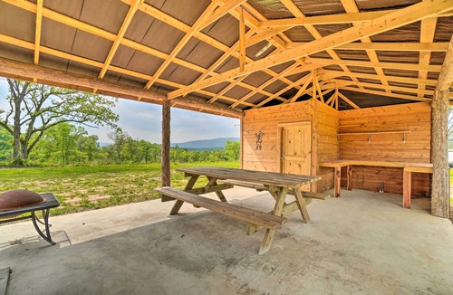 Ozark Cottage | Updated Studio Cabin in Ozark w/Yard & Mtn View