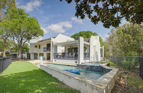 Sugar Land House | Updated Sugar Land Home w/ Grill & Pool!
