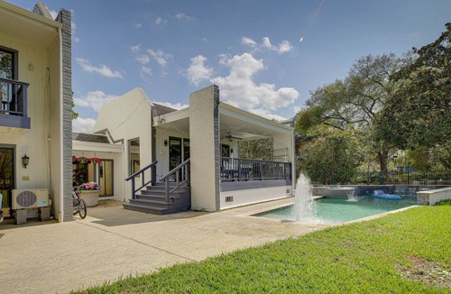 Sugar Land House | Updated Sugar Land Home w/ Grill & Pool!