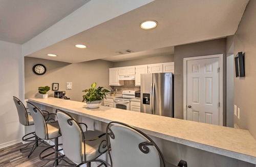 Valparaiso House | Updated Townhome w/Deck ~ 12 Mi to Beaches!