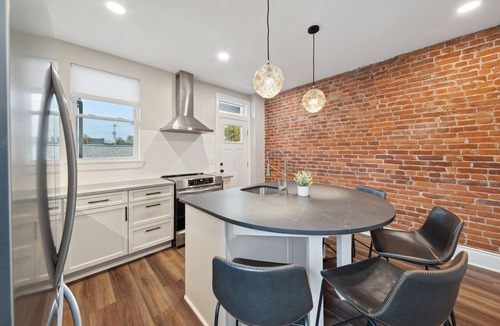 South Side Flats House | Updated Townhome with Private Garage in South Side