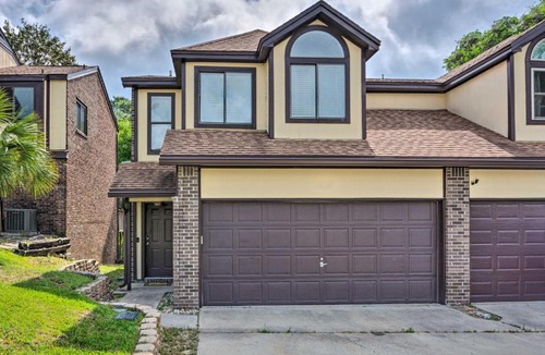 Valparaiso House | Updated Townhome with Deck about 12 Mi to Beaches!