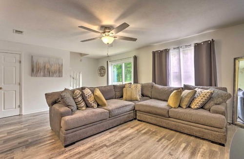 Valparaiso House | Updated Townhome with Deck about 12 Mi to Beaches!