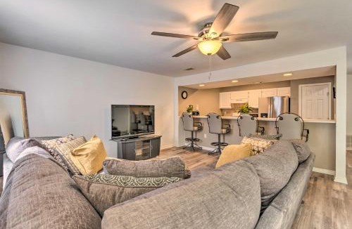 Valparaiso House | Updated Townhome with Deck about 12 Mi to Beaches!