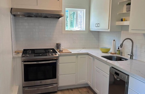 Fairfax House | Updated Tranquil 1BR - Walk To Town