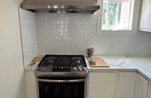 Fairfax House | Updated Tranquil 1BR - Walk To Town