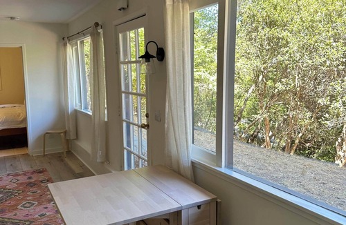 Fairfax House | Updated Tranquil 1BR - Walk To Town