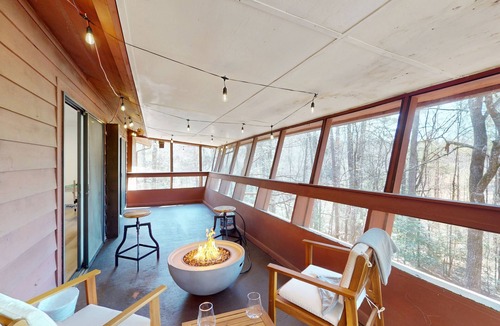 Murphy Cabin | Updated tree-lined cabin with mountain view, and screened-in deck.