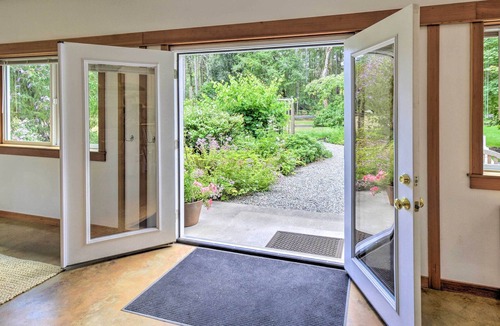 Vashon Island Apartment | Updated Vashon Island Studio w/ Yard & Ponds!