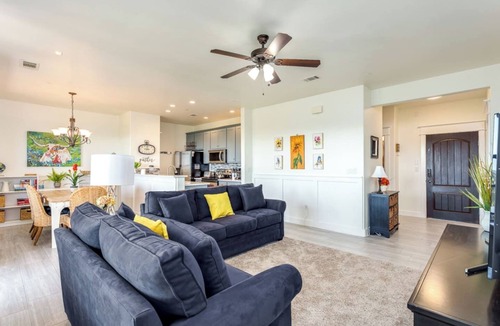 Jonestown Condo | Updated Villa at Hollows - Lake Views/4 Pools