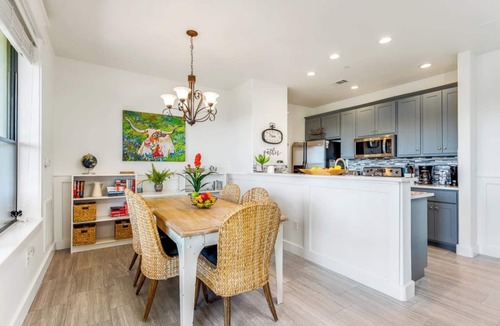 Jonestown Condo | Updated Villa at Hollows - Lake Views/4 Pools