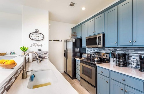 Jonestown Condo | Updated Villa at Hollows - Lake Views/4 Pools