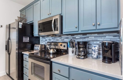 Jonestown Condo | Updated Villa at Hollows - Lake Views/4 Pools