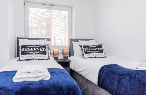 Basingstoke Apartment | Upgraded 4 Beds Level Access Lifts 2 bath Parking