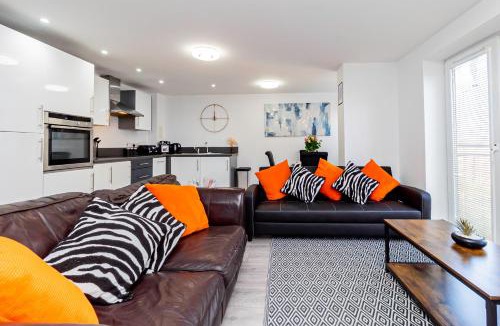 Basingstoke Apartment | Upgraded 4 Beds Level Access Lifts 2 bath Parking