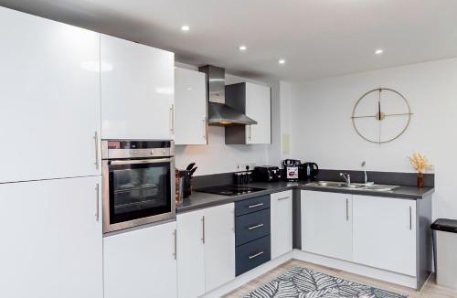 Basingstoke Apartment | Upgraded 4 Beds Level Access Lifts 2 bath Parking