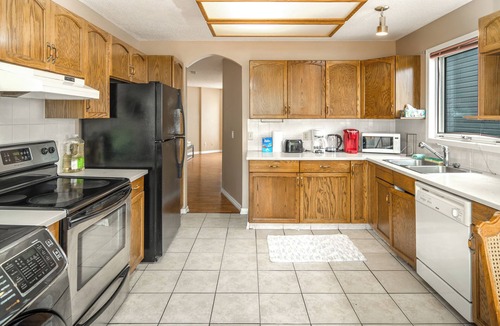 Calgary House | Upgraded 5Beds 2Bath with New Furnitures Work Space 10 mins to YYC 1 Min to Bus