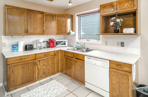 Calgary House | Upgraded 5Beds 2Bath with New Furnitures Work Space 10 mins to YYC 1 Min to Bus