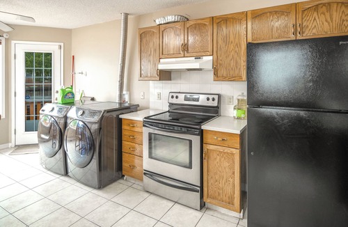 Calgary House | Upgraded 5Beds 2Bath with New Furnitures Work Space 10 mins to YYC 1 Min to Bus