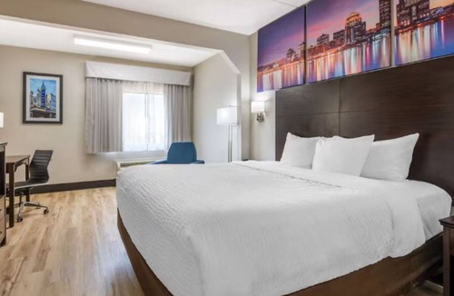 Jeffersontown Hotel | Upgraded King Bed Room Near Wetherby Park | Free Parking & Pool Access!