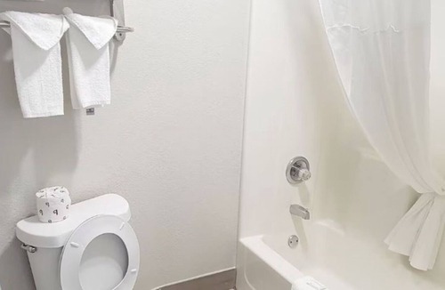 Jeffersontown Hotel | Upgraded King Bed Room Near Wetherby Park | Free Parking & Pool Access!