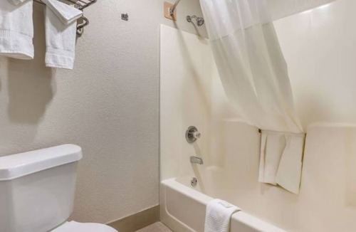 Jeffersontown Hotel | Upgraded King Bed Room Near Wetherby Park | Free Parking & Pool Access!