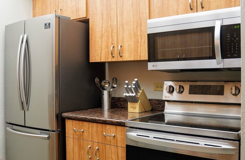 Maili House | Upgraded Makaha remote work and surf oceanfront condo